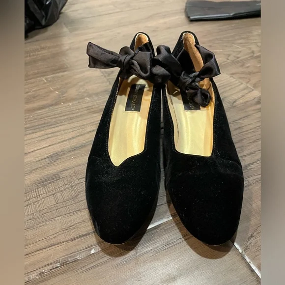 Colin Stuart Girls’ Black Velvet Bow Heels - Picture 2 of 8